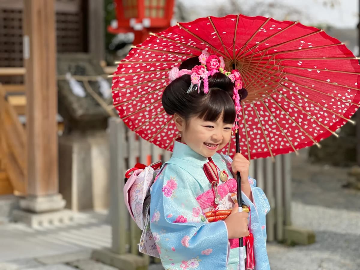赤い和傘をさした着物の女の子