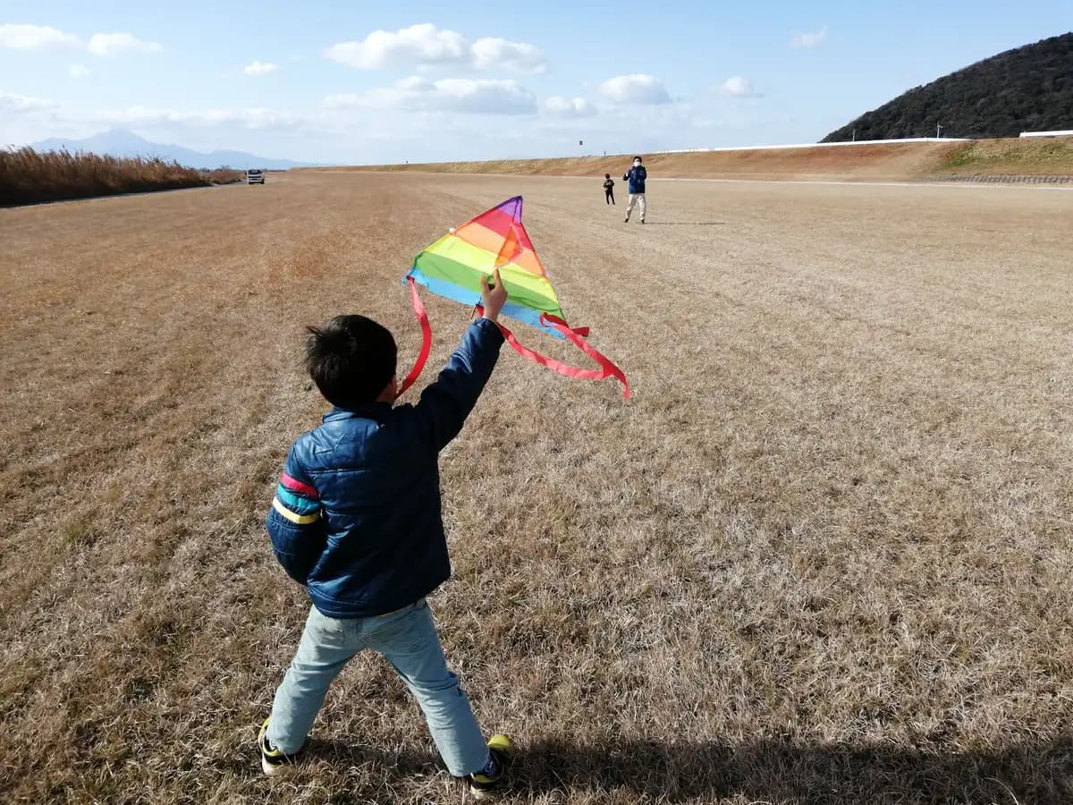 凧揚げをする子ども