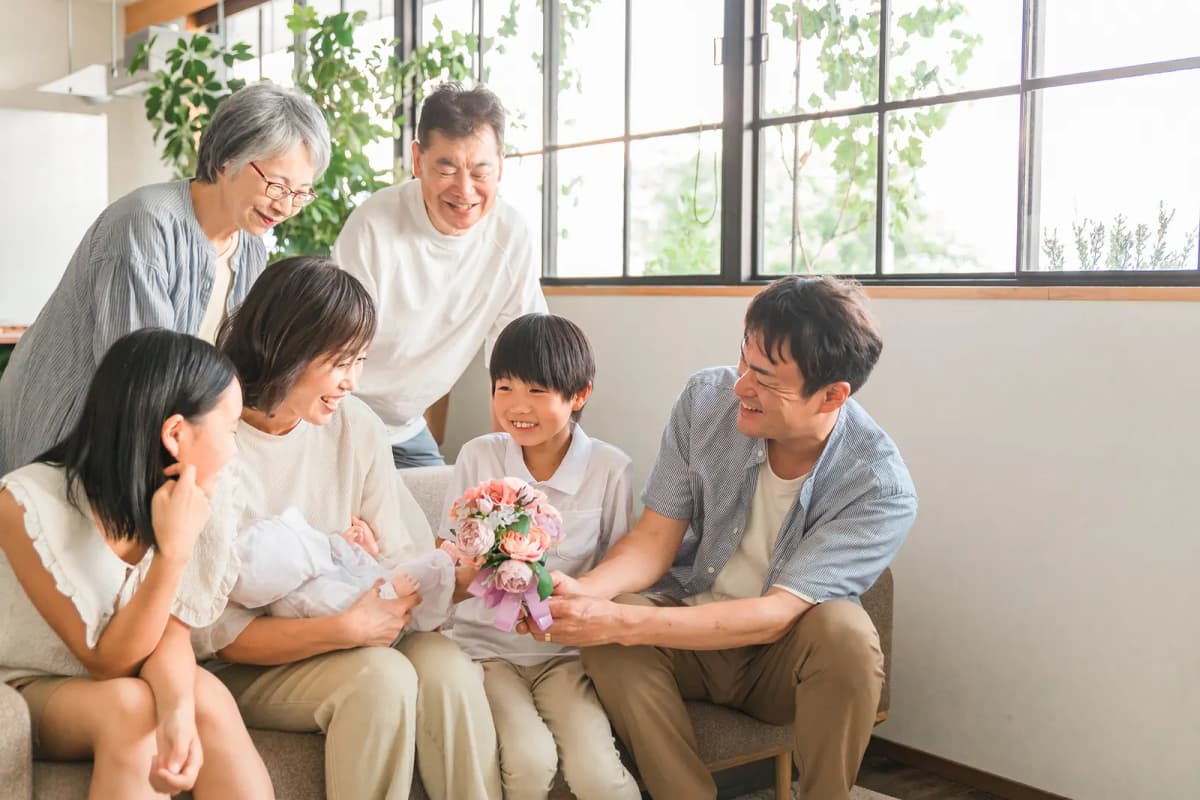 生まれたばかりの赤ちゃんを囲む家族