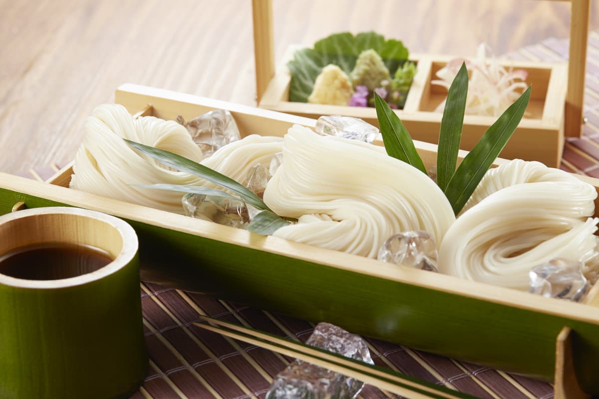 竹器のそうめん