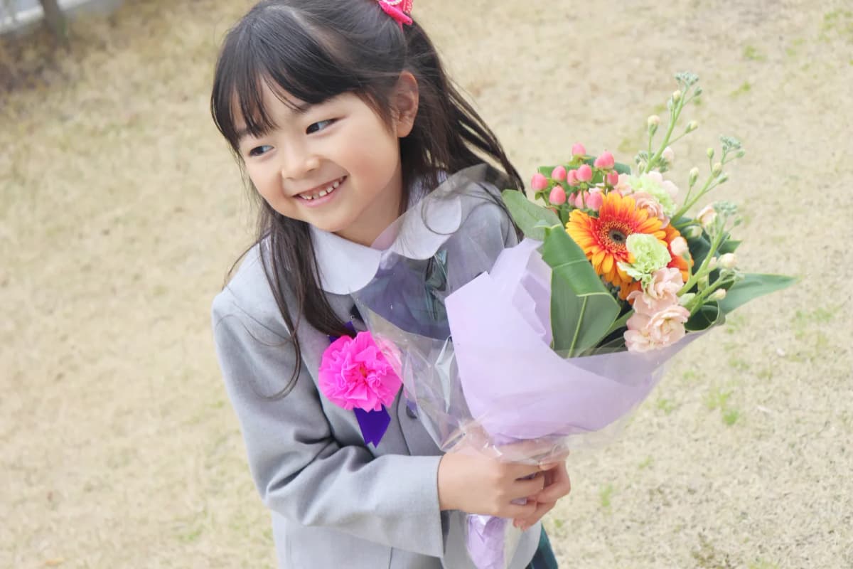 花束を持って笑顔の女の子
