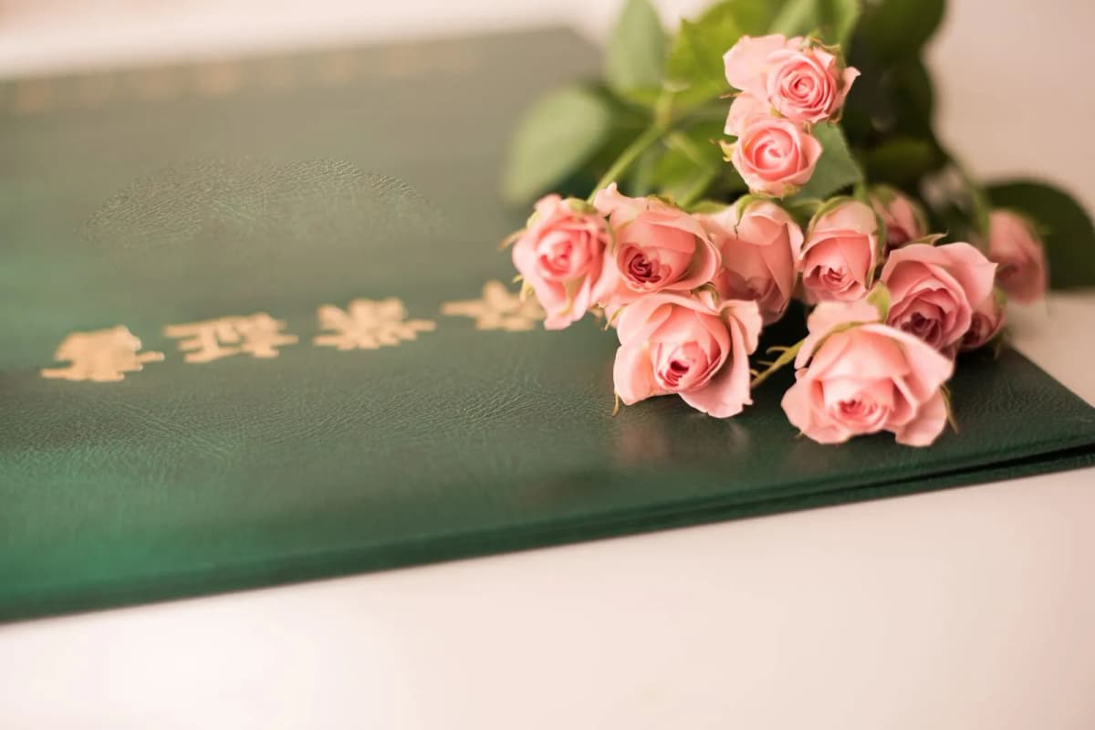 卒業証書と花
