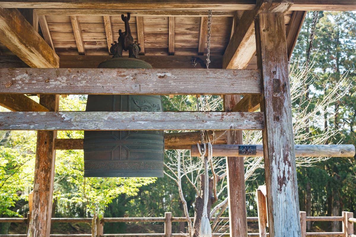 寺院の鐘とすす払いの風景
