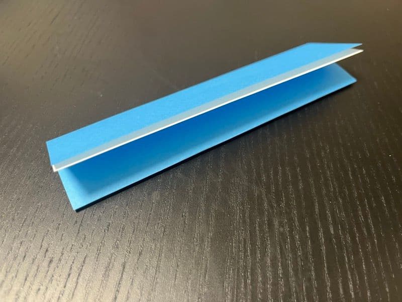 折り紙を細長く折った状態