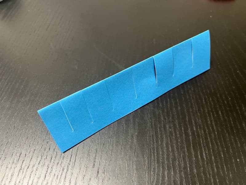折り紙に切り込みを入れた状態