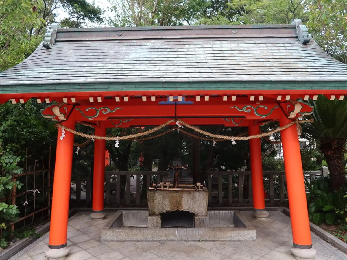 朱色の柱の手水舎