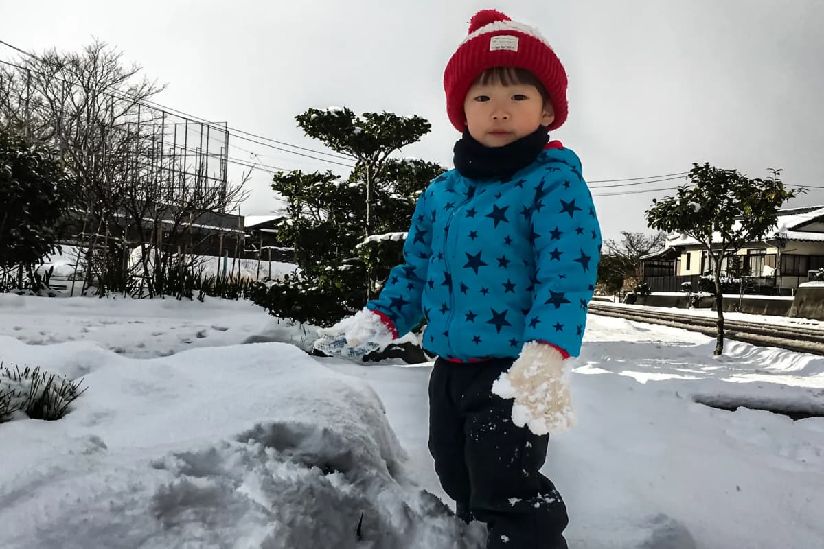雪だるまを作る男の子