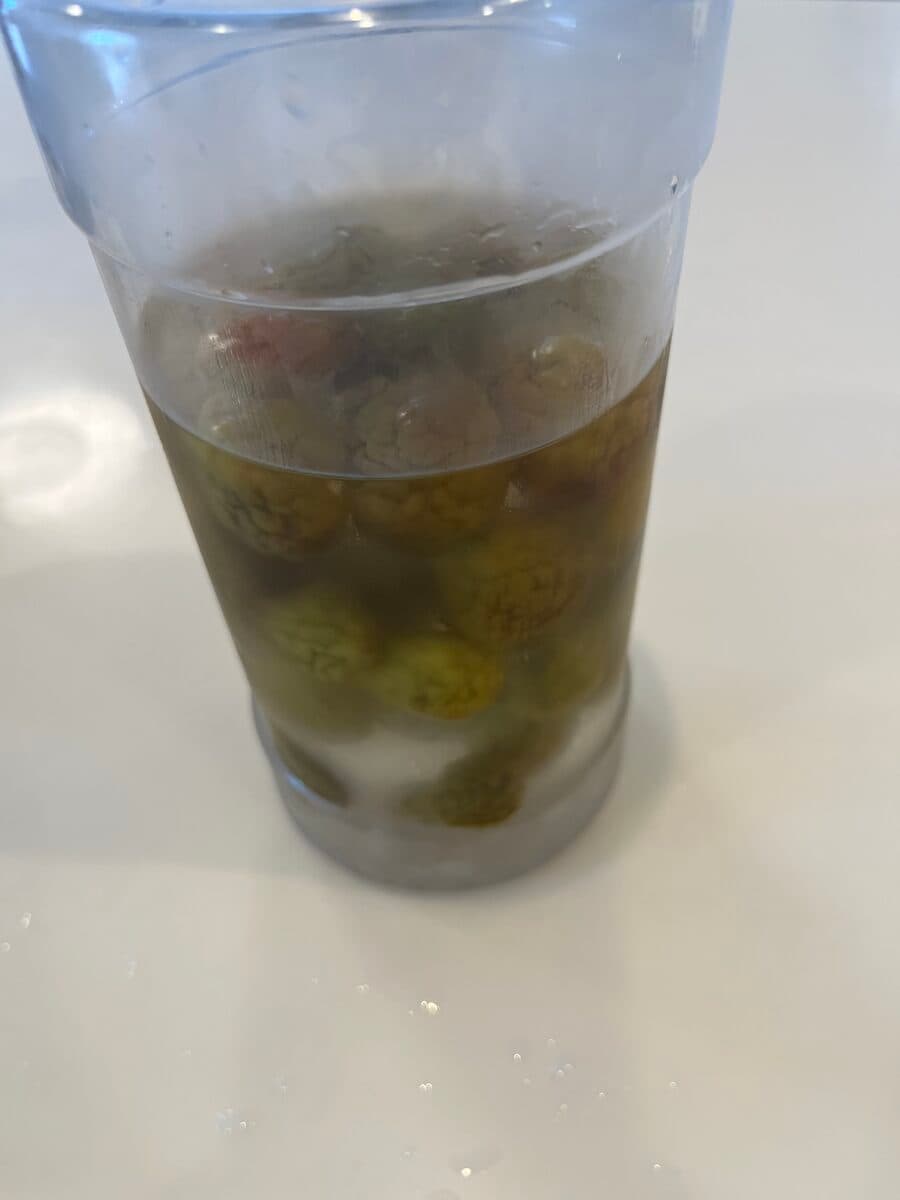 アルコール消毒したプラスチック容器に移し替えた梅シロップ