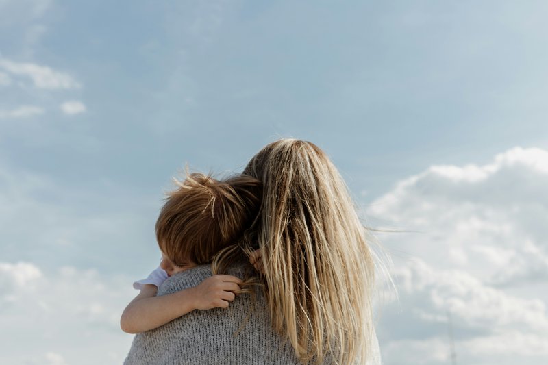 子どもを抱きしめる母親