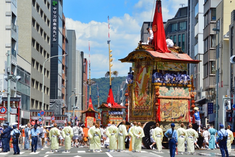 祇園祭の山鉾巡行・四条通を進む山鉾