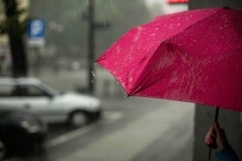 雨の中の赤い傘